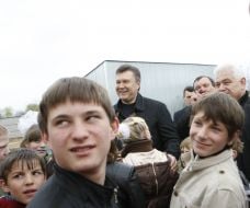 Виктор Янукович общается с воспитанниками детского дома
