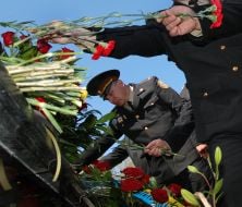 Военнослужащие возлагают цветы