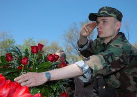 Солдат возлагает цветы