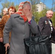 Пожилая женщина плачет