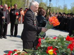 Мужчина возлагает цветы