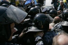 Сотрудники спецподразделения милиции