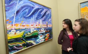 Посетители рассматривают картину