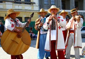 Музыканты в украинских национальных костюмах