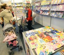 Женщина рассматривает книги