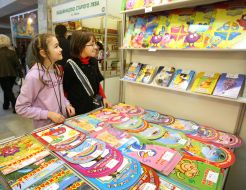 Девочки рассматривают книги