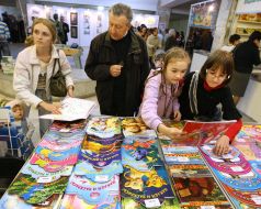 Девочки рассматривают книги