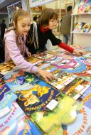 Девочки рассматривают книги