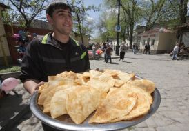 Мужчина продает чебуреки