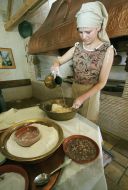 Женщина месит тесто