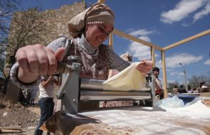 Женщина готовит формы для чебуреков