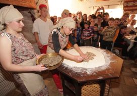 Женщина раскатывает тесто