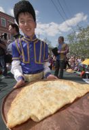 Парень держит чебурек