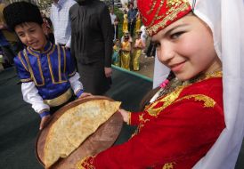 Парень и девушка держат чебурек