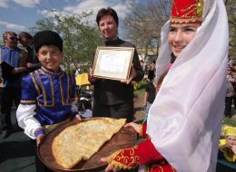 Парень и девушка держат чебурек