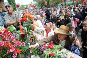 Opening ceremonies of monument to Iosif Stalin