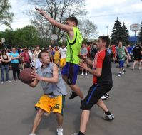 Young people play basket-ball