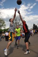 Young people play basket-ball
