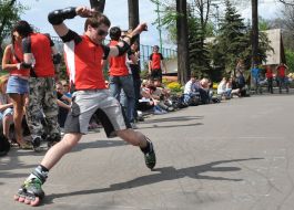 Молодой человек катается на роликах