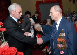 Николай Азаров пожимает руку ветерану ВОВ