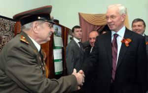 Николай Азаров пожимает руку ветерану ВОВ