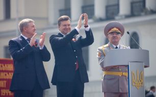 Viktor Yanukovich, Mikhail Ezhel and Ivan Svida