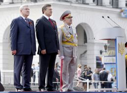 Viktor Yanukovich, Mikhail Ezhel and Ivan Svida
