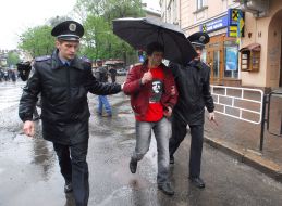 The employees of militia detains one of participants of collision