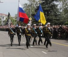 Прапороносна група з прапорами України і Росії