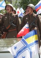 Військовослужбовці у формі солдатів часів ВВВ