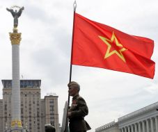 Участник парада с красным флагом