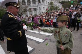 Мальчик вручает сирень ветерану ВОВ