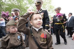 Дети в форме солдат времен ВОВ