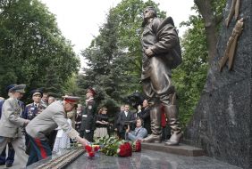 The veterans lay flowers to the monument to Ivan Kozhedub