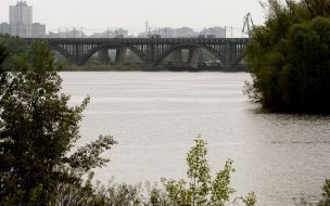 Railway-motor-car bridge transition building