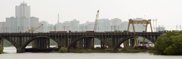 Railway-motor-car bridge transition building