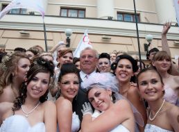 Evgeny Kartashov in surroundings participants of fiancees Parade