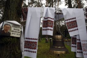 Українські рушники біля дзвону