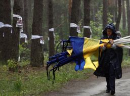 Прапори України з траурними стрічками