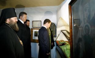 Dmitry Medvedev and Viktor Yanukovich