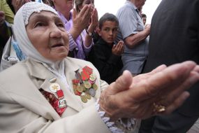 Участники траурного митинга совершают намаз