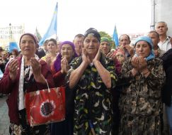 Участники траурного митинга совершают намаз