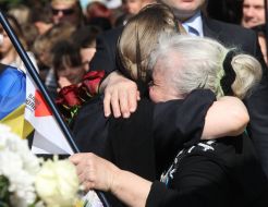 Yulia Tymoshenko hugs woman