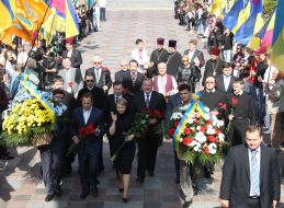 Laying flowers at the monument to Shevchenko