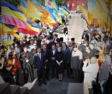 Laying flowers at the monument to Shevchenko