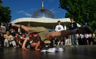 Fellow dances breakdance