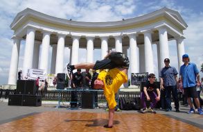 Fellow dances breakdance