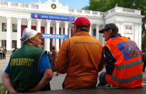 Работники возле здания Одесской мэрии