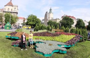 Цветочная клумба в виде карты Украины