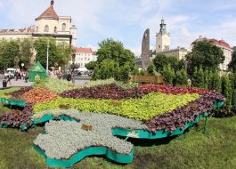 Цветочная клумба в виде карты Украины